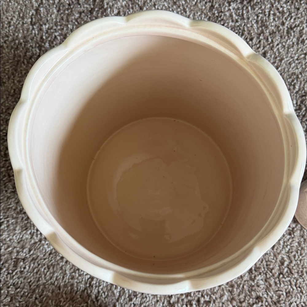 Scalloped Wastebasket 🧺 - Picture 5 of 8